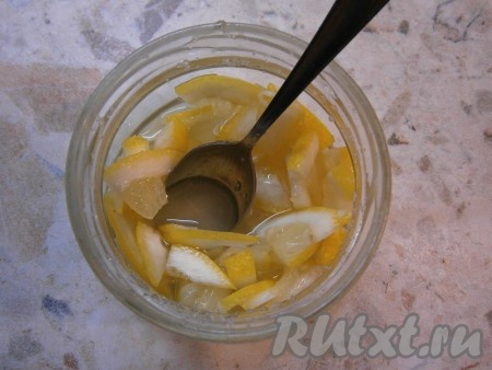 Лимон вымыть, нарезать небольшими кусочками, засыпать сахаром, перемешать, подавить и оставить на 30 минут. Лимон выделит достаточно сока для пропитки бисквита.
