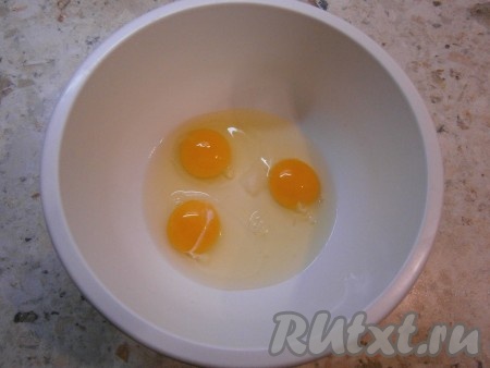 К охлажденным яйцам добавить щепотку соли.