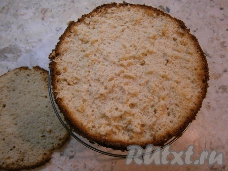 Готовый бисквит проверьте деревянной лучинкой или спичкой (если при прокалывании выпечки лучинка или спичка остаётся сухой, значит бисквит готов). Дать бисквиту немного остыть в форме, после чего извлечь его и остудить полностью на решетке. Дать бисквиту немного отлежаться - хотя бы 2-3 часа, затем срезать часть бисквита снизу (около 1 см). 
