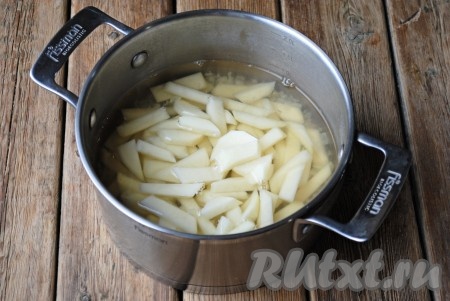 Картофель очистить, вымыть, нарезать соломкой, добавить в бульон и варить 10-15 минут (до мягкости). Время варки будет зависеть от сорта картошки. 
