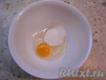 В миску разбить яйцо, всыпать соль и сахар.