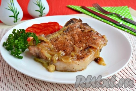 Свиной стейк на кости, запеченный в в духовке, получается сочным и очень вкусным, подаём к столу в горячем виде.
