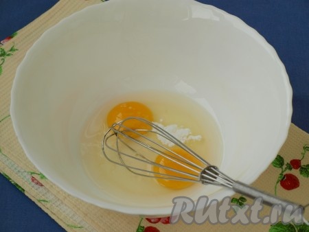 Разбить в миску яйца, добавить соль и ванилин, хорошо взбить.

