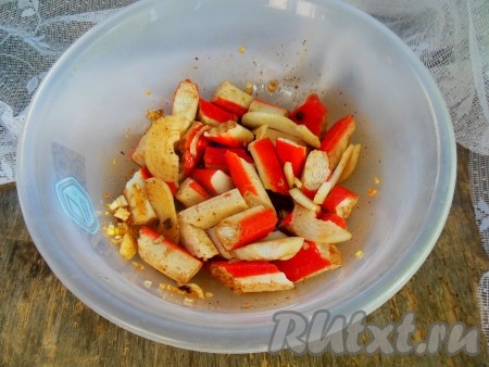 Перемешайте при помощи вилки. Накройте пищевой пленкой и уберите крабовые палочки мариноваться в холодильник на 20 минут.
