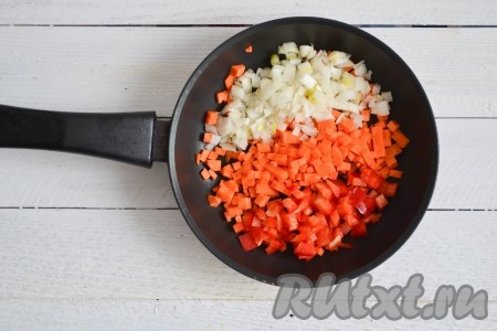 Лук, морковь и сладкий перец очистить, нарезать мелкими кубиками и выложить на сковороду, разогретую с растительным маслом.
