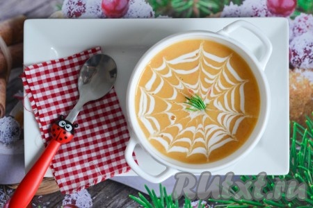 По желанию, суп-пюре из белой фасоли можно украсить узором из сливок и веточкой зелени.
