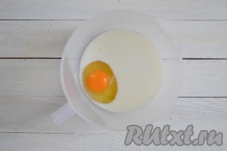 В молоко комнатной температуры добавить куриное яйцо и немного взболтать вилкой.
