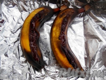 Запекайте в заранее разогретой духовке при температуре 190 градусов 10-15 минут. За это время шоколад расплавится, а банан внутри станет мягким.
