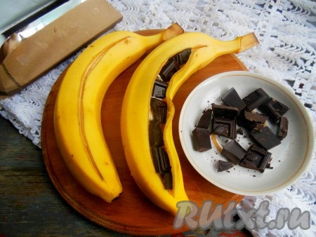 Распределите кусочки шоколада по центру банана в разрезе. 