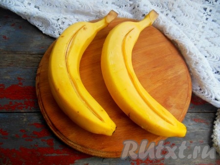 Промойте бананы под проточной водой, обсушите с помощью бумажного полотенца. Кожуру каждого банана разрежьте сверху по всей длине, слегка задевая ножом мякоть. Слегка раздвиньте кожуру около разреза, чтобы было куда вкладывать шоколад (как на фото).
