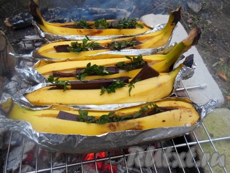 Летом мы часто запекаем бананы с шоколадом на мангале. 