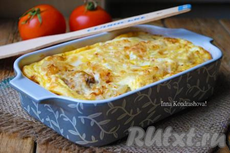 Достать минтая в омлете из духовки и подать в горячем виде к столу, дополнив гарниром (например, картофелем или рисом). Благодаря тому, что рыба запекается в заливке из молока и яиц, она получается сочной, нежной и очень вкусной!