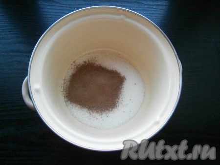 В кастрюлю всыпать 100 грамм сахара, добавить 30 грамм просеянного какао-порошка, перемешать.
