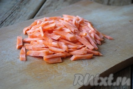 Морковь очистить и нарезать брусочками. 
