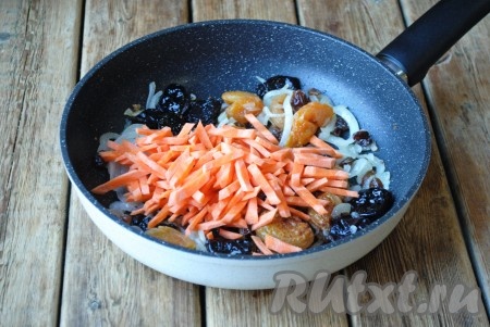 Затем добавить нарезанную морковь. Готовить, помешивая, ещё 3-4 минуты (до мягкости морковки). 

