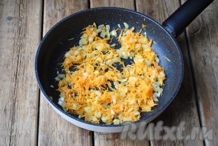Обжарить лук с морковкой на разогретой сковороде на растительном масле до золотистого цвета, периодически помешивая.
