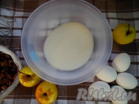 Яйца взбейте с сахаром миксером в течение 4 минут (сахар должен полностью раствориться).
