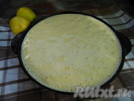Смажьте форму сливочным маслом или застелите пергаментом. Вылейте тесто в форму (я использую чугунную сковороду диаметром 26 см), поставьте шарлотку с изюмом и яблоками в заранее разогретую духовку. 