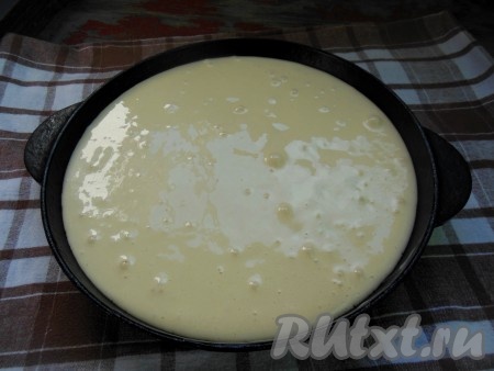 Смажьте форму сливочным маслом или застелите бумагой для выпечки. Я выпекаю пироги в чугунной сковороде диаметром 26 см. Вылейте тесто в форму, поставьте ее в заранее разогретую духовку.
