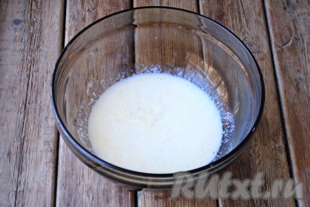В миску влить тёплое молоко, добавить щепотку соли и вбить яйцо, хорошо перемешать с помощью венчика. 
