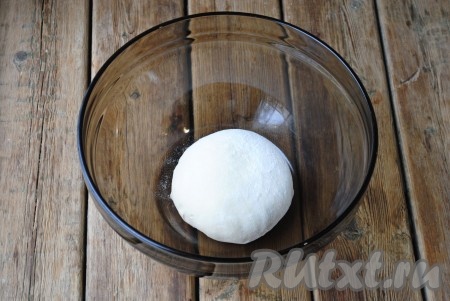 Выложить тесто в миску, накрыть полотенцем и оставить на 10-15 минут, чтобы тесто "отдохнуло". 

