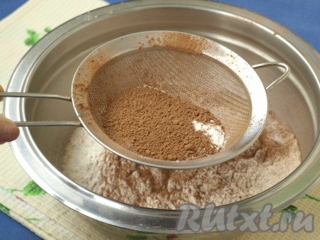 В отдельную миску просеять муку, какао, ванилин, соду и разрыхлитель, перемешать сухие ингредиенты.
