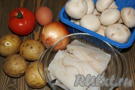 Подготовить продукты для приготовления рыбы по-монастырски в духовке. Картофель и яйцо сварить, остудить.