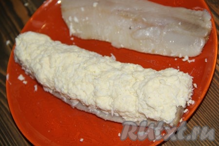 На одну половинку филе сельди выложить 1/2 приготовленной начинки из сыра и яиц. 