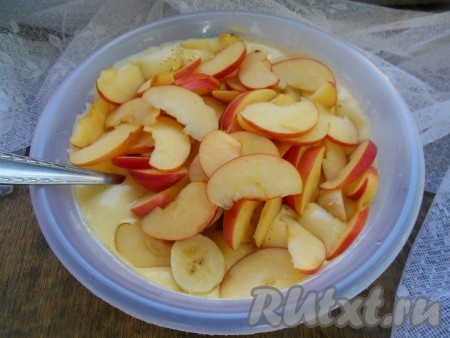 В тесто добавьте яблоки с бананами, перемешайте.