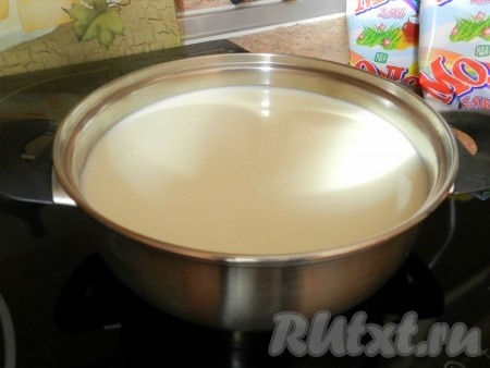 Молоко нагреть до температуры около 40 градусов.  Закваску из пакетика высыпать в молоко, перемешать.

