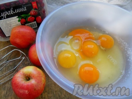 Взбейте яйца с сахаром в течение 4 минут при помощи миксера.
