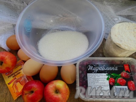 Для приготовления шарлотки с яблоками и клюквой необходимы вот такие ингредиенты.