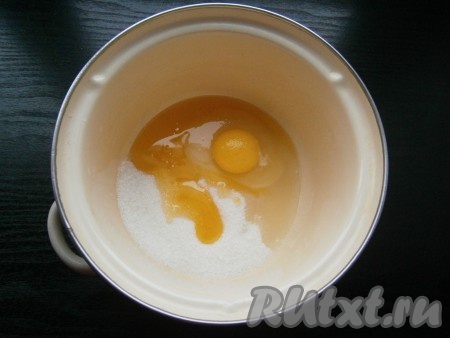 В ковшик или кастрюльку всыпать сахар, добавить сырое яйцо, мед и соль.