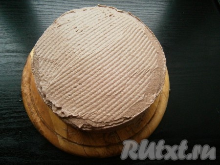 Верх и бока также покрыть кремом и выровнять им тортик.
