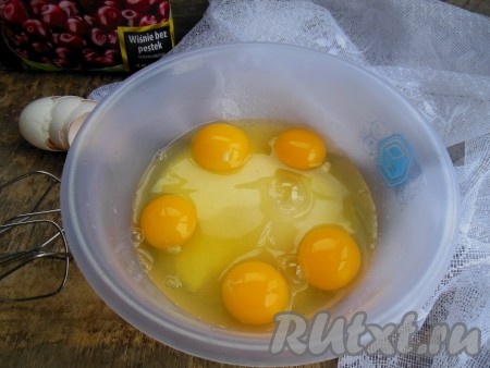 Яйца взбейте с сахаром при помощи миксера (взбивайте около 4-5 минут). 

