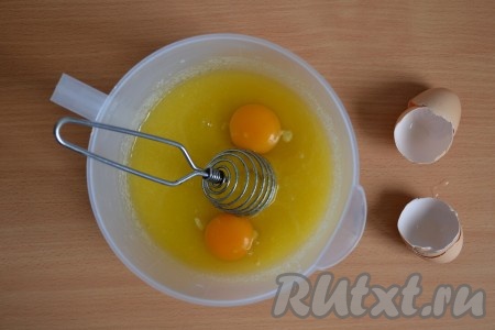 В не горячую смесь масла и сахара добавить яйца.

