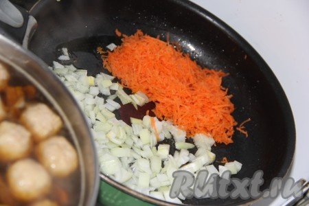 Обжарить лук с морковью до золотистого цвета на сковороде с добавлением растительного масла, помешивая.
