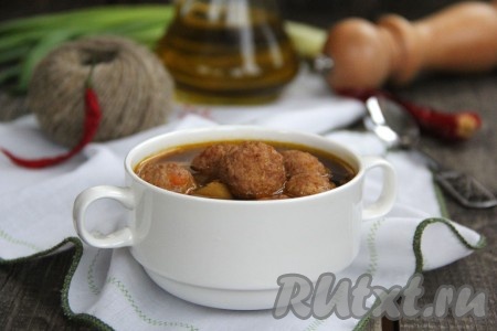 Подать вкусный, сытный, ароматный грибной суп с фрикадельками к столу в горячем виде.

