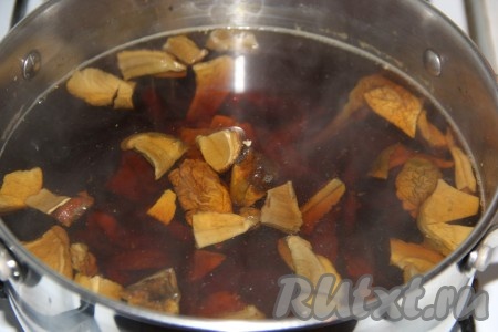 Я готовила суп с сушеными грибами, их нужно промыть под проточной водой (если готовите со свежими грибами, тогда их нужно перебрать, очистить, промыть под проточной водой и нарезать). Залить грибы (сушеные или свежие) холодной водой и поставить на огонь, варить 35 минут с момента закипания на небольшом огне. Если готовите с шампиньонами, то их можно варить 15-20 минут. Бульон получится прозрачным и насыщенным.
