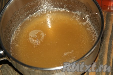 В 200 мл яблочного сока добавить желатин, перемешать. Оставить желатин на 15 минут для набухания.

