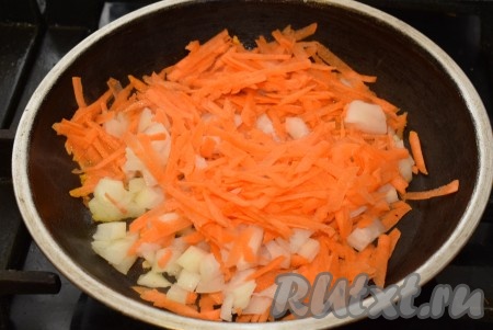 В сковороде разогреем растительное масло и добавим морковку с луком. Обжарим овощи на среднем огне до золотистого цвета, периодически помешивая их в процессе жарки.
