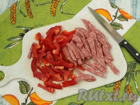 Соломкой нарезать колбасу и болгарский перец.