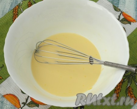 В миске взбить венчиком яйцо с солью и сахаром. Влить кефир и тщательно перемешать.
