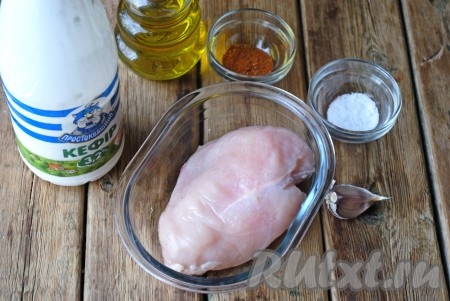 Подготовить необходимый набор ингредиентов для приготовления куриного филе в кефире на сковороде.