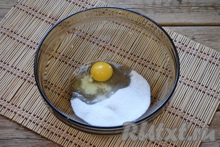 Яйца соединить с сахаром. 