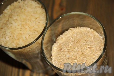 Я использовала два вида риса: 200 грамм обычного пропаренного риса и 100 грамм риса "Здоровье". Пропаренный рис я не промывала, а вот рис "Здоровье" промыла под проточной водой.
