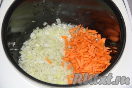 Морковь очистить и натереть на крупной тёрке или нарезать на брусочки. Добавить морковь в чашу и обжарить морковку с луком, помешивая, в течение 5 минут.
