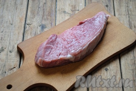 Мясо вымыть, обсушить. Я готовила плов с мякотью свинины, но прекрасно подойдёт баранина, говядина или курица. 
