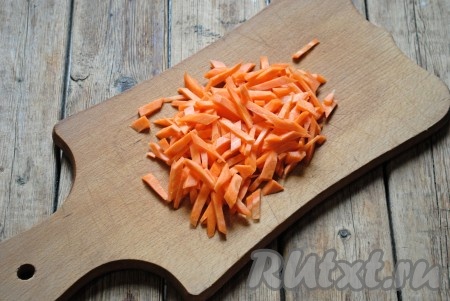 Очищенную морковь нарезать брусочками. 

