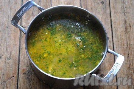 Очень вкусный суп с перловкой на курином бульоне готов. Снять кастрюлю с огня, накрыть крышкой и дать настояться 10-15 минут. 